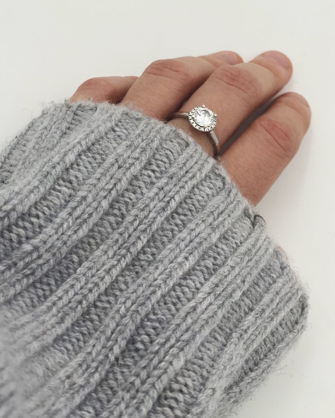 Ingenieurs ik ben verdwaald chrysant Can I wear my engagement ring on the middle finger? | My Diamond Ring